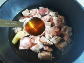 6、胡萝卜炖排骨,加一勺料酒煮出浮沫,