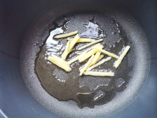 8、胡萝卜炖排骨,锅中加少许油,放入姜丝炒香,