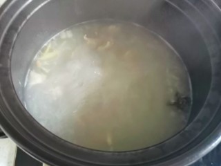 11、胡萝卜炖排骨,倒入砂锅中,