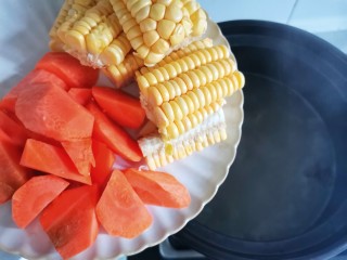 12、胡萝卜炖排骨,加入玉米胡萝卜,