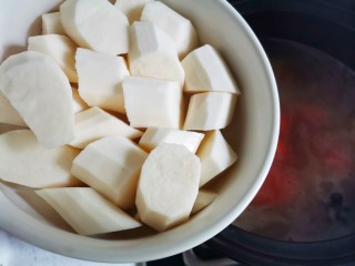 14、胡萝卜炖排骨,出锅前20分钟加入山药,