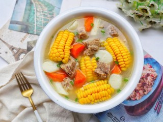 15、胡萝卜炖排骨,出锅前加盐,撒葱花即可。