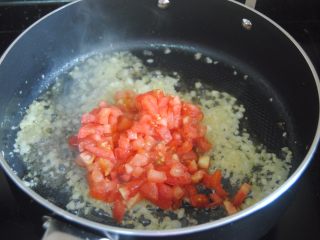 9、披萨酱,倒入番茄丁翻炒均匀
