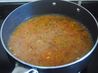 12、披萨酱,倒入清水，煮沸后转小火加盖焖煮20分钟左右