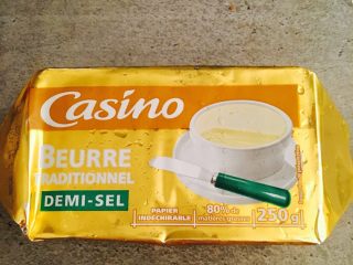 1、酥皮鲜肉月饼,黄油用这种四四方方的好确定克数