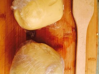 2、酥皮鲜肉月饼,制作油酥和水油皮，把配料表中油酥和水油皮的配料分别混合揉捏成光滑的面团，不用揉太久，我大概揉了十来分钟就好了，然后用保鲜膜包起来放一旁醒着