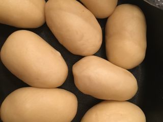 4、酥皮鲜肉月饼,把水油皮擀成面皮，把油酥包在里面，全部完成后，把面团用湿毛巾或者保鲜膜封住，放一边醒十五分钟