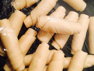 7、酥皮鲜肉月饼,全部卷好后，用保鲜膜封好，醒10分钟