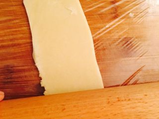 8、酥皮鲜肉月饼,把面团拿出来，再一次擀成面皮，可以看见面皮已经开始分层，酥皮初露雏形