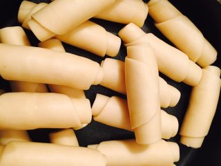 9、酥皮鲜肉月饼,再一次卷起来，封保鲜膜醒10分钟，然后可以拿出擀成圆面皮，包入之前准备好的肉馅，肉馅各家有各家喜好，可以自行调整，我用的是超市买的培根和适量鲜肉末，切丁，然后加入了少许五香粉和胡椒粉，切记肉里不要放液体调味料，比如酱油之类的，避免肉馅出水，影响酥皮