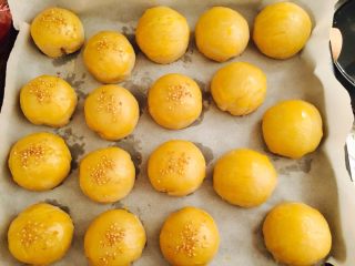 10、酥皮鲜肉月饼,提前预热烤箱180度，上下火，全部包好，垫一层油纸，放入烤箱，180度上下火35分钟