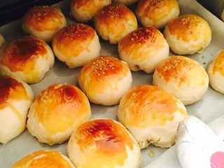 11、酥皮鲜肉月饼,中途可以拿出来刷一层蛋黄液，烤出来是焦黄色颜色好看