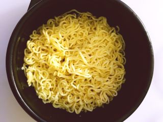 2、芝士年糕拉面 泡面花样吃,锅里放碗水，烧开，泡面放进去，煮一分钟捞出控干水分