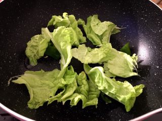 3、芝士年糕拉面 泡面花样吃,锅里放入少许油，将青椒，白菜放进去翻炒