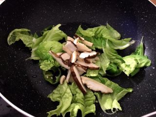 4、芝士年糕拉面 泡面花样吃,将香菇去蒂洗净切成片放入锅中