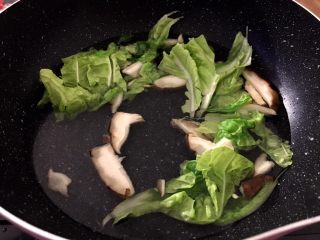 5、芝士年糕拉面 泡面花样吃,在锅里放入一碗水