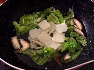 6、芝士年糕拉面 泡面花样吃,将年糕切成片放入锅中