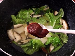 7、芝士年糕拉面 泡面花样吃,放俩勺韩式辣酱入锅中