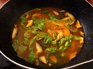 8、芝士年糕拉面 泡面花样吃,然后大火煮开至年糕变软