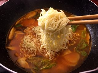 9、芝士年糕拉面 泡面花样吃,放入控干水分的泡面入锅