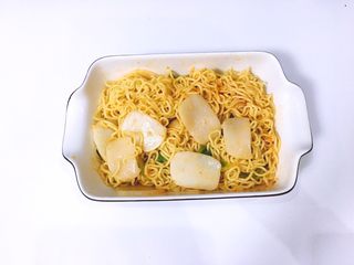 10、芝士年糕拉面 泡面花样吃,让泡面均匀吸收汤汁后捞出装碗