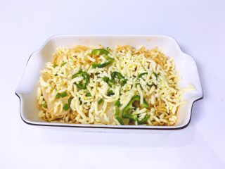 11、芝士年糕拉面 泡面花样吃,烤箱预热160度，在泡面上撒上芝麻香葱芝士碎