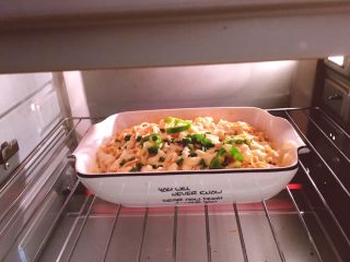 12、芝士年糕拉面 泡面花样吃,将烤碗放入烤箱，160度5分钟，芝士融合即可