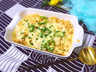 13、芝士年糕拉面 泡面花样吃,出锅后趁热吃更美味喔，摆拍一张成品图