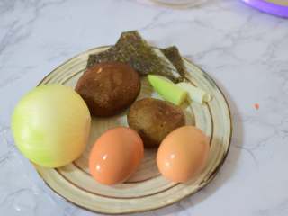 2、亲子丼,准备蔬菜、鸡蛋