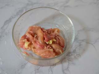 3、亲子丼,鸡腿去骨头，切条