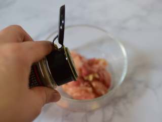 5、亲子丼,加胡椒粉，拌匀，腌制15分钟