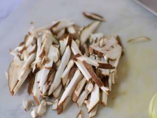 7、亲子丼,香菇切丝