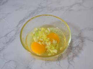 8、亲子丼,鸡蛋打入碗中，加葱花
