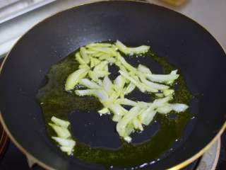 11、亲子丼,锅中油热，加洋葱炒香