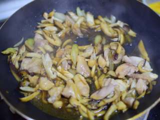 15、亲子丼,炒至鸡肉八分熟