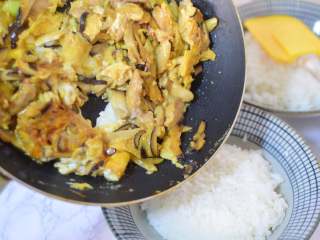 19、亲子丼,淋在米饭上，拌匀就可以享用啦！