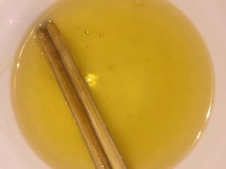 1、蔓越莓椰蓉月饼,玉米油和转化糖浆、碱水混合均匀。