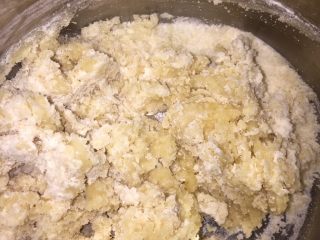 2、蔓越莓椰蓉月饼,奶粉面粉过筛、与混合物搅拌均匀。建议戴上一次性手套、会粘手。