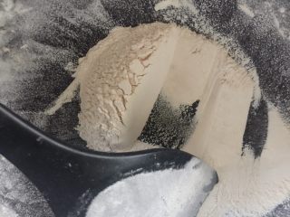 5、蔓越莓椰蓉月饼,黄油隔水融化、鸡蛋打散、糯米粉炒熟、微黄即可。