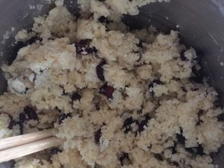 6、蔓越莓椰蓉月饼,馅料材料混合均匀、可以揉团即可。
