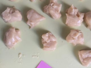 8、蔓越莓椰蓉月饼,冰皮也同样分十五份。