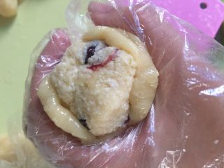 9、蔓越莓椰蓉月饼,用虎口将馅料包裹住