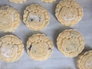 13、蔓越莓椰蓉月饼,月饼压好后、刷一层水静止十分钟分钟，烤箱200度预热十分钟