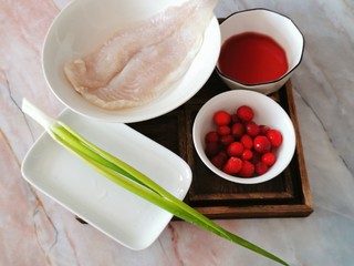 1、冬至美食  莓果烧鱼块,食材准备好