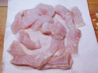 3、冬至美食  莓果烧鱼块,鱼切方块状 放到厨房用纸上 将多余的水分吸干