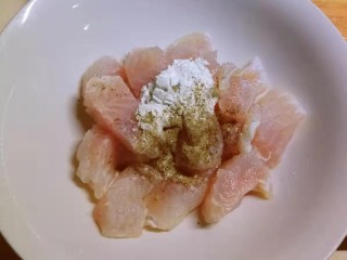 4、冬至美食  莓果烧鱼块,移至碗里 放入胡椒粉 淀粉  盐抓匀腌制15分钟