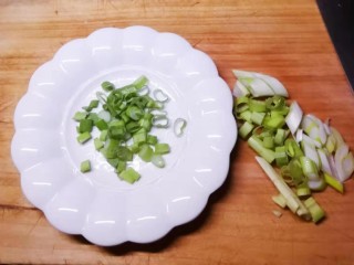 5、冬至美食  莓果烧鱼块,葱切2种 葱片用来烹饪 绿色葱圈用来装饰增香