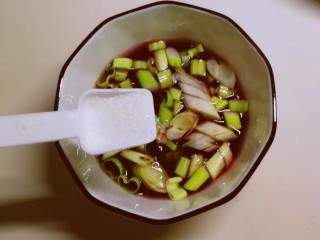 8、冬至美食  莓果烧鱼块,放入白糖  搅拌均匀 碗汁做好 备用