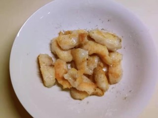 11、冬至美食  莓果烧鱼块,两面煎好后取出备用