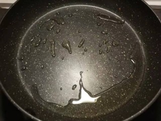 9、冬至美食  莓果烧鱼块,起油锅 加热